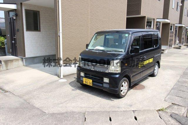 シークレットベースの駐車場|カースペースがあります