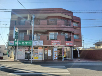 【外観】 | 徒歩1分のバス停からバスが出ています。近隣の駐車場も確保済みなので、お車をお持ちの方でも安心です♪