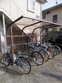 【その他共用部分】 | 屋根付きの駐輪場で雨が降っても大切な自転車が濡れなくてすみます♪荷物が重いときに自転車があれば助かりますね！