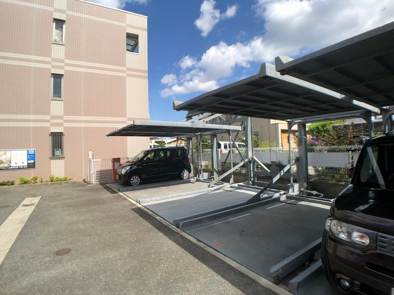 ニューロイヤル光進の駐車場