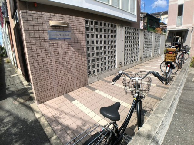 ニューロイヤル光進のエントランス