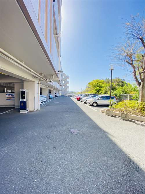 グレースコート学園前の駐車場