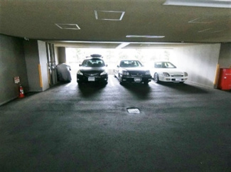 【駐車場】 | いつでも目の届く敷地内に駐車場があります♪屋内なので、雨の時の乗り降りもらくらく♪