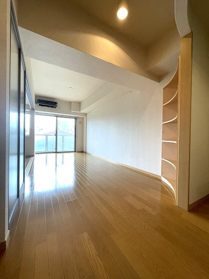【居間・リビング】 | ラ・フレーズ | 南東向きリビングダイニングキッチン13帖☆バルコニーに繋がるお部屋です！エアコン付きで1年中快適に過ごせますね☆