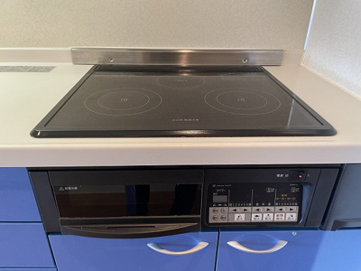 【キッチン】 | ラ・フレーズ | IH3口/グリル付きシステムキッチンです☆3口コンロは複数の調理を同時にできるので時短にもGOOD☆IHはサッとひと拭き簡単お手入れ♪