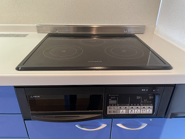 【キッチン】 | ラ・フレーズ | IH3口/グリル付きシステムキッチンです☆3口コンロは複数の調理を同時にできるので時短にもGOOD☆IHはサッとひと拭き簡単お手入れ♪