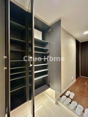 クレアシティ小岩の玄関|【玄関】玄関には大型のシューズクローゼットを設置しておりますのでいつでもスッキリりとした空間を保てます。玄関周りを清潔に使うのはとても大事なことですよね。