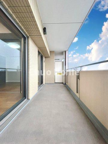 クレアシティ小岩のバルコニー|【バルコニー】幅もあって、奥行きもあるゆとりのバルコニー。洗濯物を干したり乾かしたりだけでなく、ただ出てみるだけでも気持ちいいですよ。