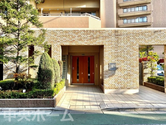 クレアシティ小岩のエントランス|【エントランス】マンションのエントランスは、その物件の印象を決める、顔とも言える場所です。毎日通る場所ですからきれいなのが一番です。エントランス内はオートロックですので暮らしの安全も確保されています。