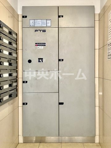 クレアシティ小岩の設備|【宅配ボックス】在宅時・不在時に関わらず、居住者の代わりに非対面で宅配物を受け取ってくれる便利な設備です。わかりやすくご説明致しますので見学時にはお部屋だけではなく共用部分もぜひチェックしてください。