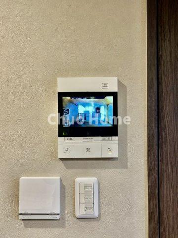 クレアシティ小岩のセキュリティ|【モニターホン】誰が来たかすぐにわかるカラーモニター付きインターホン。通話ボタンを押すまでは室内の音は漏れていませんので相手を確かめてから応対できます。