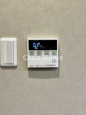 クレアシティ小岩の発電・温水設備|【給湯リモコン】外での一日を忘れさせてくれるオートバス機能でお好みの湯量・温度に調整された浴槽。