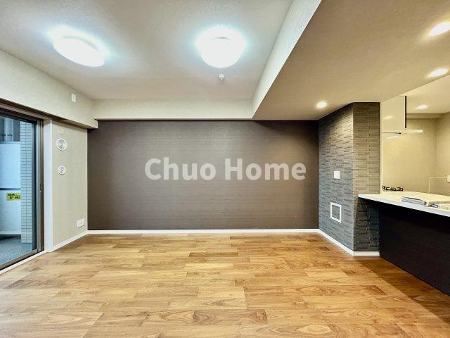 クレアシティ小岩のキッチン|視界に広がりを生むオープンなキッチン。料理や片付けをしながら、家族との会話を楽しんだり、リビングで遊ぶ子どもを見守れます。ご見学時には家具の配置などもイメージしながらぜひご覧になって見て下さい。