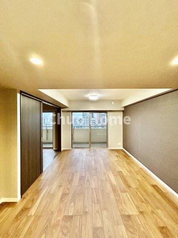 クレアシティ小岩の居間・リビング|【リビングダイニング】一日の中で多くの時間を過すことになるリビングダイニングだからこそ、いつも穏やかな空間であることが必然。爽やかな通風と採光を存分に感じる事が出来る空間です。