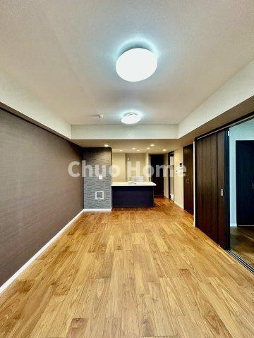 クレアシティ小岩のダイニング|【ダイニング】忙しい朝でも、しっかり家族が揃って食事をして頂けるゆとりある大きさのダイニングスペース。奥様が作る手料理をカウンター越しに受けとって頂き、テーブルで囲む素敵な時間を存分に愉しんで下さい。