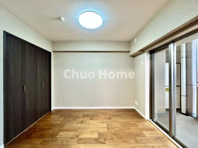 クレアシティ小岩の寝室|【寝室】心と体をゆったりと安らげる主寝室。寝室のゆとりが大きい分だけ、暮らしの安らぎは深まります。一日の疲れを癒すだけでなく、ご夫婦の親密な語らいを紡ぎ出します