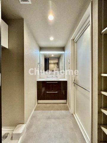 クレアシティ小岩の脱衣所|【洗面所】明るい洗面所は朝をすっきりさせてくれる空間です。バタバタしている忙しい朝でも収納が多い洗面台では短い時間で効率良く支度ができます。