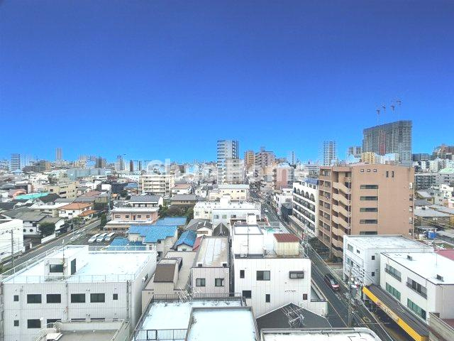 クレアシティ小岩の展望|手を伸ばせば、ふれることが出来そうな環境が、そのままインテリアになったような印象です。その豊かな眺望にふさわしい空間には、通風・採光にも優れ、心地よい光と風があふれています