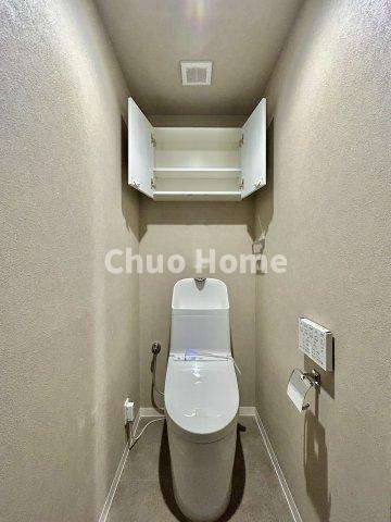 クレアシティ小岩のトイレ|【トイレ】 収納スペースをしっかりと確保した温水洗浄便座機能付きトイレ。温水洗浄便座は清潔にお使いいただくための大切なアイテムです。