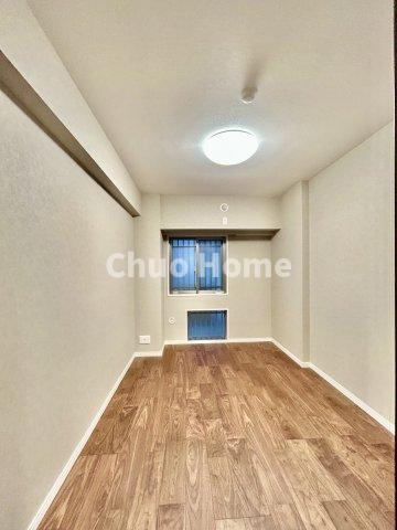 クレアシティ小岩の洋室|【洋室】快適に過ごす条件は、一人ひとり違います。だからこそ飾り過ぎないシンプルな内装と偏り過ぎないデザインで統一しております。居住していく中でオーナー様だけの【マイホーム】に創り上げて下さい