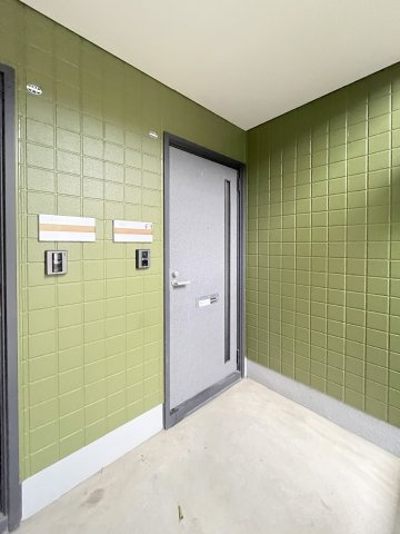 ディアスすぎB棟の玄関