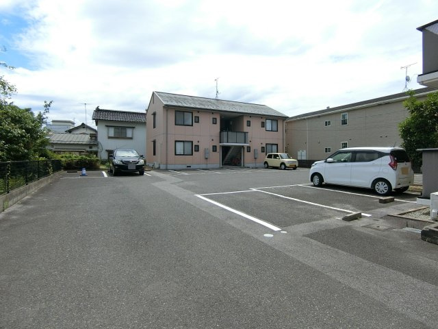 ディアスすぎB棟の駐車場