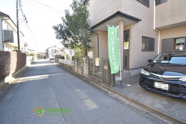 蓮田市西新宿3丁目　中古一戸建ての前面道路含む現地写真