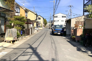 【前面道路含む現地写真】 | 【前道6ｍ】前道は6ｍと開放的で閑静な住宅街です。児童公園が70ｍにあるので子育て世代の方にもピッタリです。