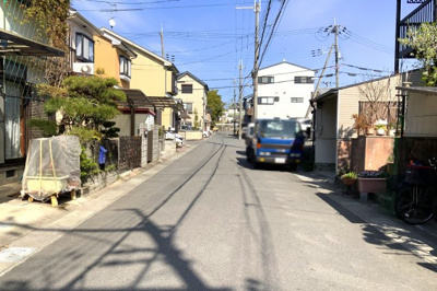 【前面道路含む現地写真】 | 城陽市寺田丁子口　中古戸建 | 【前道6ｍ】前道は6ｍと開放的で閑静な住宅街です。児童公園が70ｍにあるので子育て世代の方にもピッタリです。