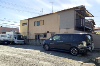 【前面道路含む現地写真】 | 【陽当り良好】建物の東側が駐車場になっているので、陽当り・通風は良好です。