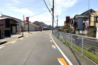 【前面道路含む現地写真】 | 【南側道路】建物裏側にある道路は広くて開放的です。ご家族でピクニックやお散歩が楽しめる《木津川運動公園》BBQ施設やロングスライダーなど楽しめる《LOGOS LAND》が徒歩圏内《車なら3分》