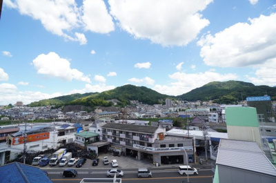 【展望】 | シャルマンコーポ船越E棟（リノベ済） | 【四季を感じる】
四季の移ろい・爽やかな青空や風を感じられ
自然を愉しめるパノラマビュー。
毎日の暮らしに余裕を感じさせてくれる、
遮る物の無い開放的な眺望を是非、ご堪能ください。