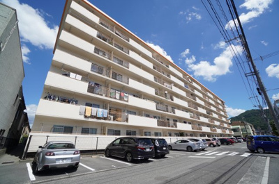 【外観】 | シャルマンコーポ船越E棟（リノベ済） | 【資料には掲載していない情報】
物件の陽当りや通風・仕様設備やお部屋の大きさの比較、
近隣・周辺環境や街並みなど、資料には掲載していない情報が
現地にはたくさんあります。是非ご確認ください。