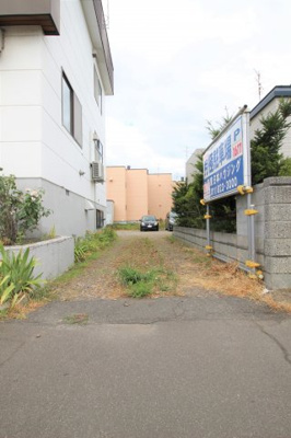 【前面道路含む現地写真】 | 北二十九条西10丁目　売土地 | 間口は2.72ｍです。
