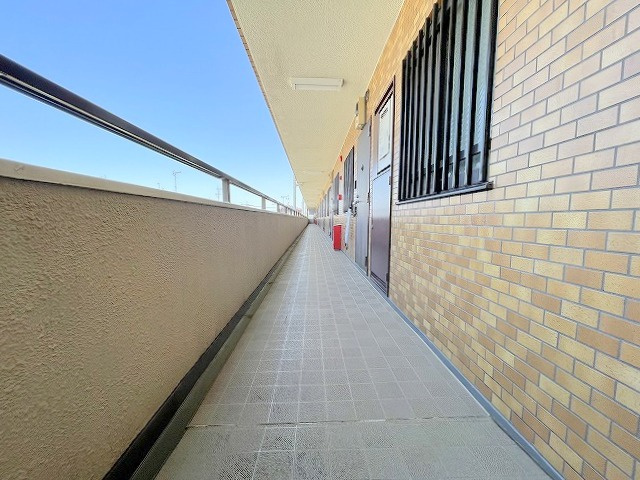 ライオンズマンション吉川第弐のその他共用部分|お部屋前の廊下です。