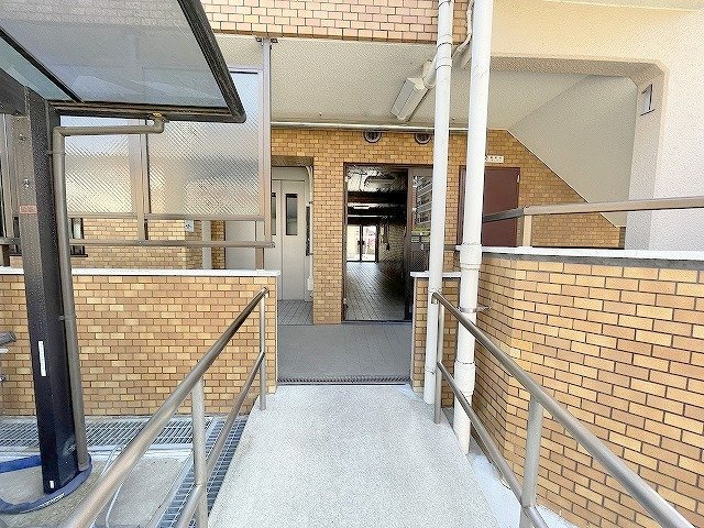 ライオンズマンション吉川第弐のその他共用部分|敷地内駐輪・駐車場とつながってます。