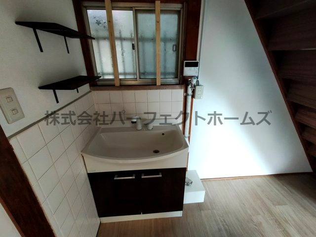 養父丘2丁目戸建　賃貸の独立洗面台|独立洗面台あり、毎朝おしゃれに忙しい女性の方におすすめです