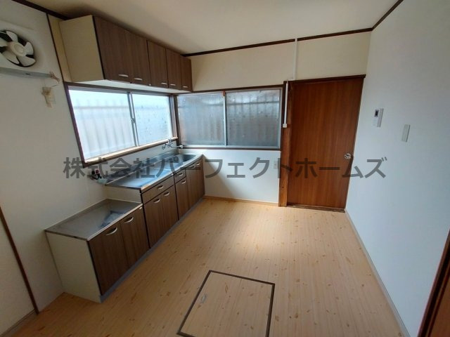 養父丘2丁目戸建　賃貸の居間・リビング|ゆったりとした居間です