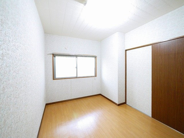 シャトー三島の洋室|広い洋室はシンプルなデザインでインテリアを選びません