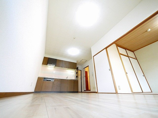 シャトー三島の居間・リビング|明るいリビングで家族の団らんをいかがでしょうか