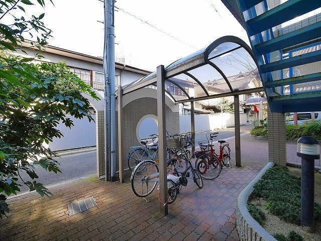 シャトー三島のその他共用部分|屋根付きの駐輪場です