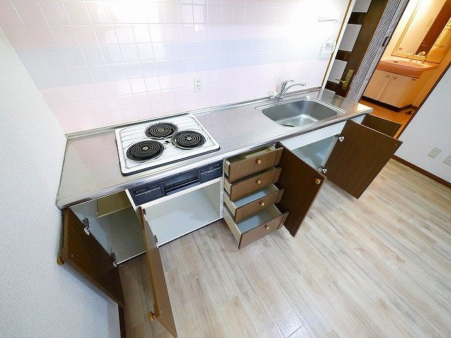 シャトー三島のキッチン|収納スペースも豊富です