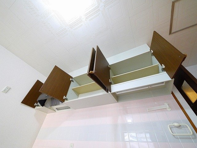 シャトー三島のキッチン|大きな吊戸棚は鍋や食器も収納できます