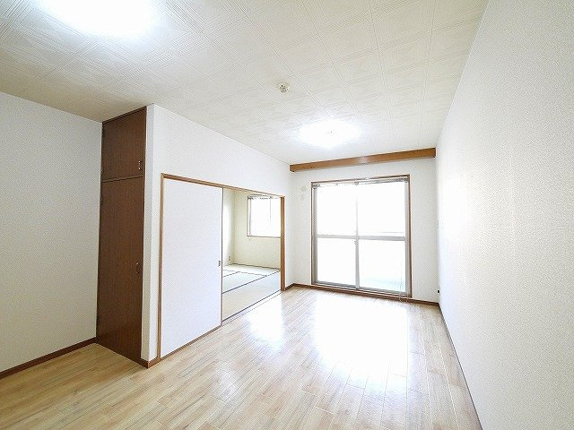 シャトー三島の居間・リビング|広いリビングは採光もよく明るいです