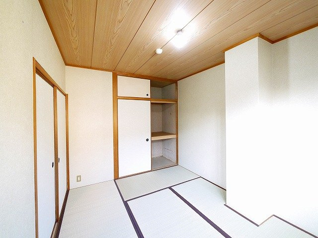 シャトー三島の和室|収納スペースが豊富です