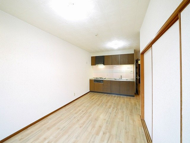 シャトー三島の居間・リビング|和室との間は襖で区切れます