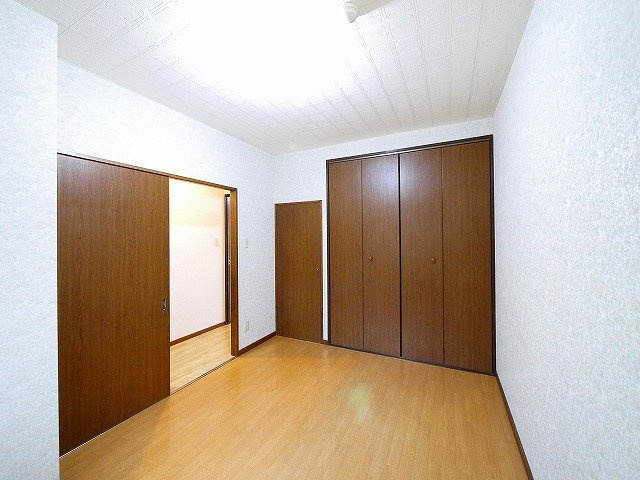 シャトー三島の洋室|収納豊富なお部屋です