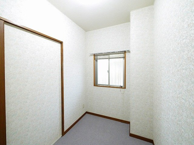 シャトー三島の収納|ウォークインクローゼットは窓付きで換気も快適です