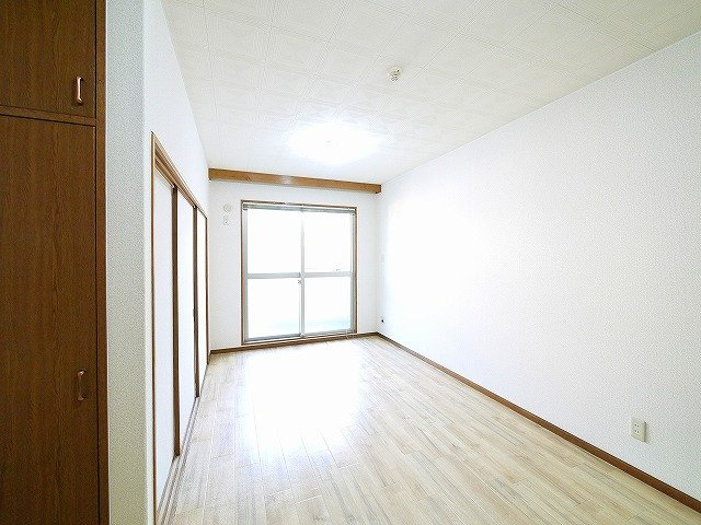 シャトー三島の居間・リビング|明るいリビングです