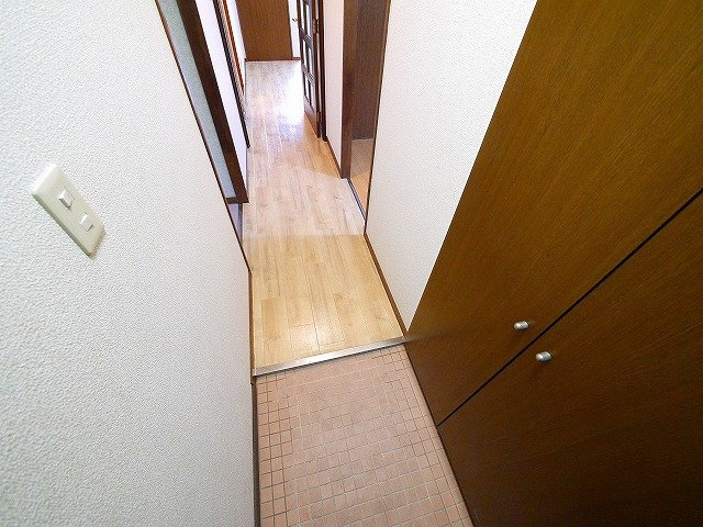 シャトー三島の玄関|玄関ドアはカードキーなのでセキュリティも安心